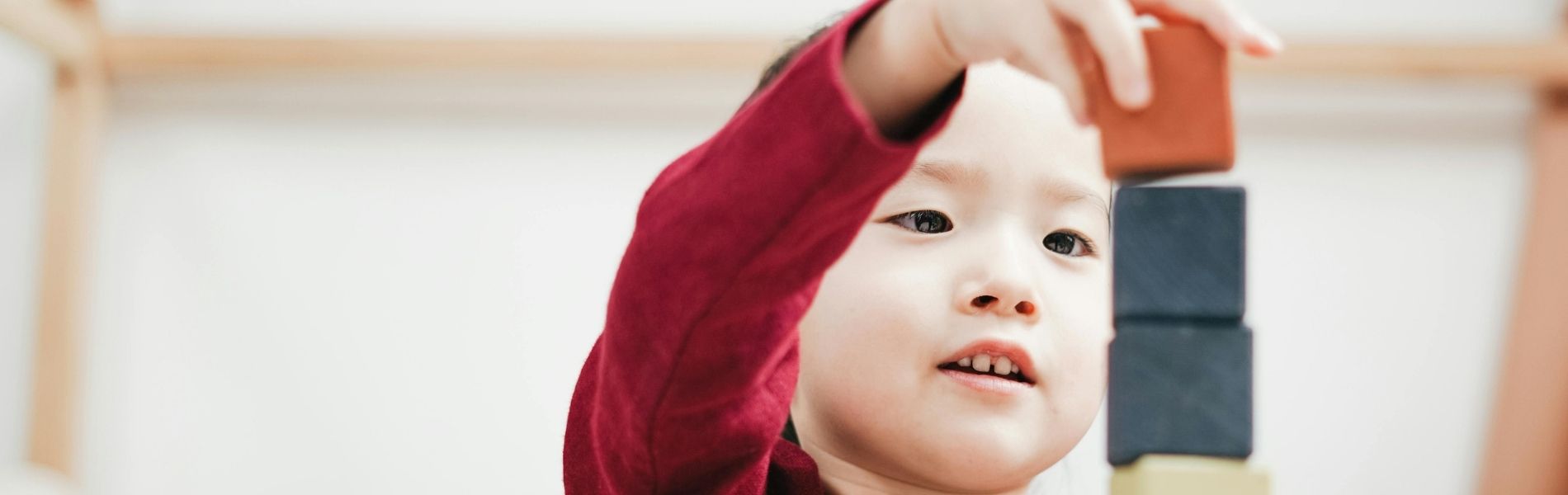 積み木で遊ぶ女の子