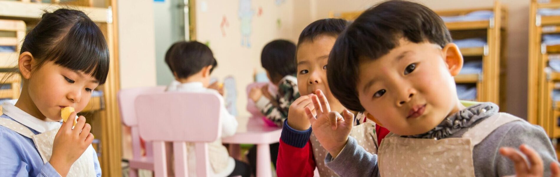 給食を食べる園児