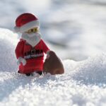 雪の上にいるサンタクロースの人形